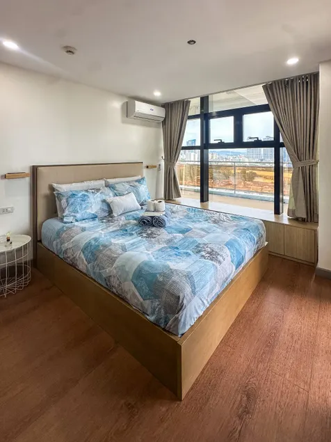 Luxury 2BR Stay w/ WiFi & Parking | AppleOne - Image 1