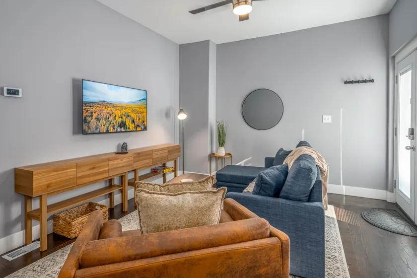 Walnut Hills+Mins to UC+King Beds+Smart TVs+1st Fl - Image 1