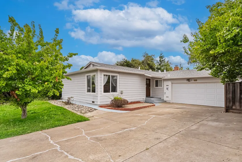 Newark Family-Friendly 4BR/3BA Retreat - Image 1