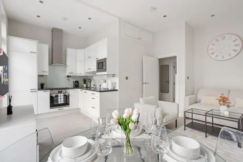 Modern Hyde Park Flat on Vibrant Queensway - Image 1