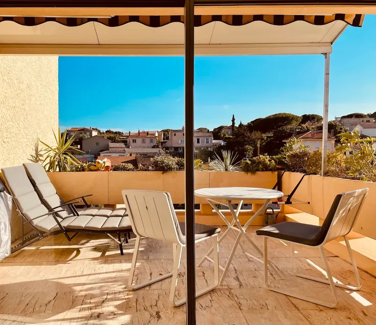 Private balcony apartment, walk to the beach - Image 1