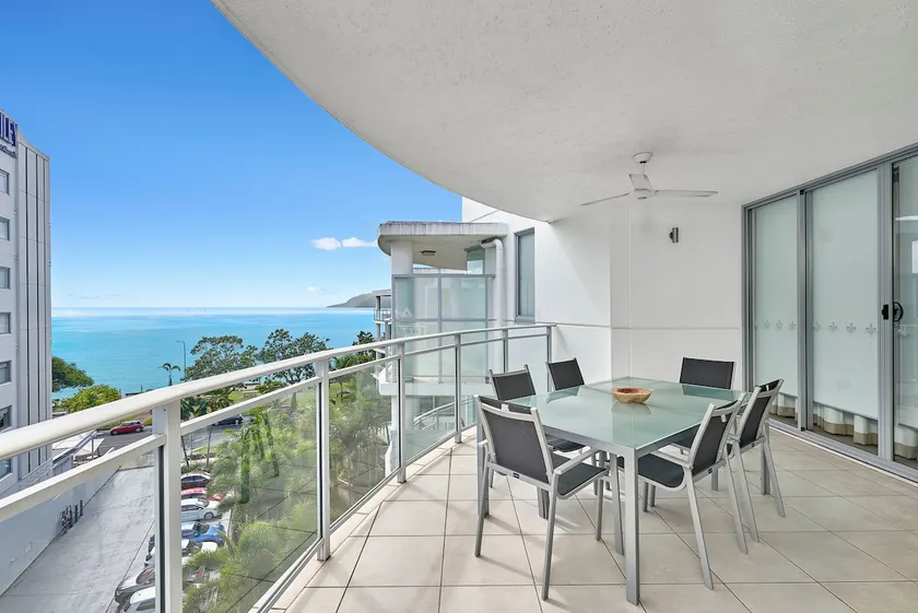3 Bedroom Luxury Apartments on Cairns Esplanade - Image 1