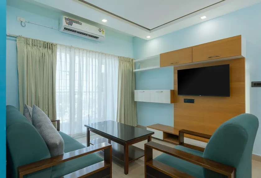 Luxury/Posh 3 BR Apt Airport Take off Landing View - Image 1