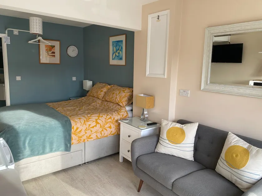 1 min walk to beach, sunny, south-facing studio - Image 1