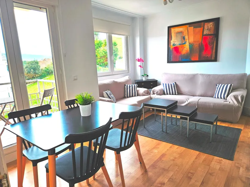 Spacious beachfront apartment - Image 1