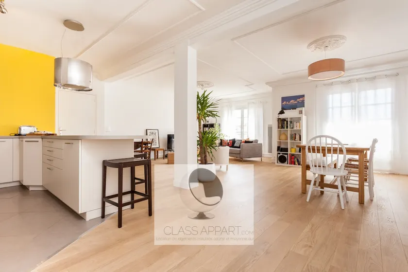 Saint-Roch: spacious, two balconies, elevator, air conditioning - Image 1