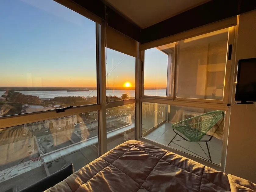 Sunrises over the river and views of the Monument - Image 1