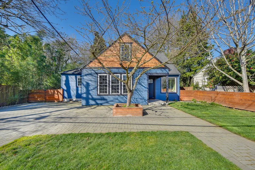 Spacious house with fenced yard and hot tub - Image 1