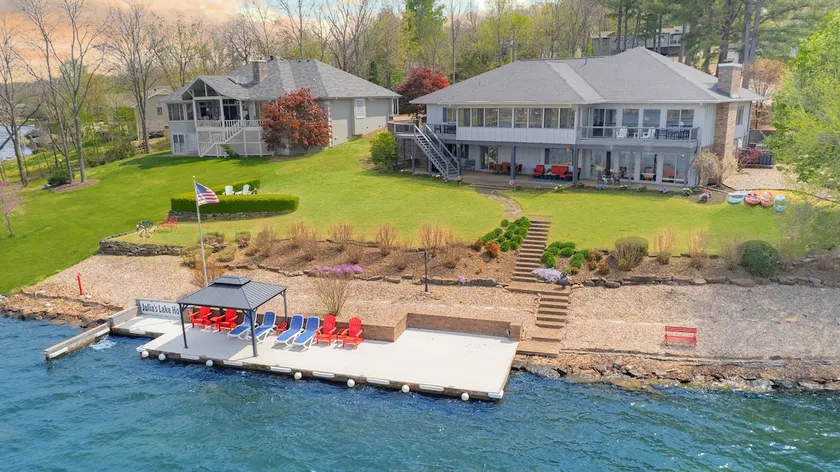 Lakefront Views Luxury Kid friendly Dock 9 Beds - Image 1