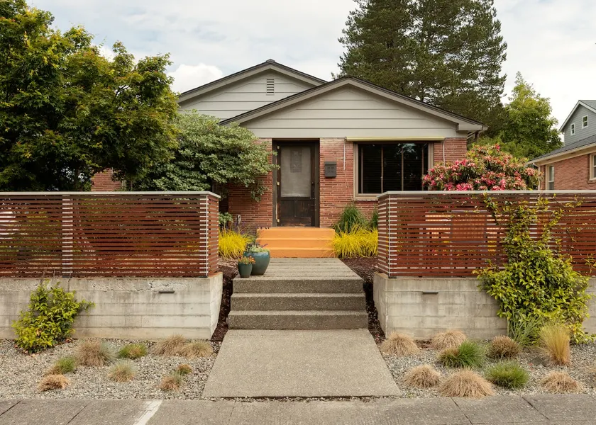 Eclectic Redbrick Rambler near Japanese Gardens - Image 1
