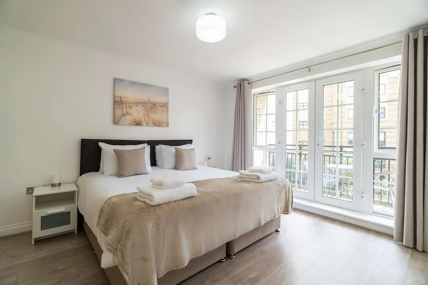 Riverside House - 3 Bedroom/2 Bathroom Apartment - Image 1