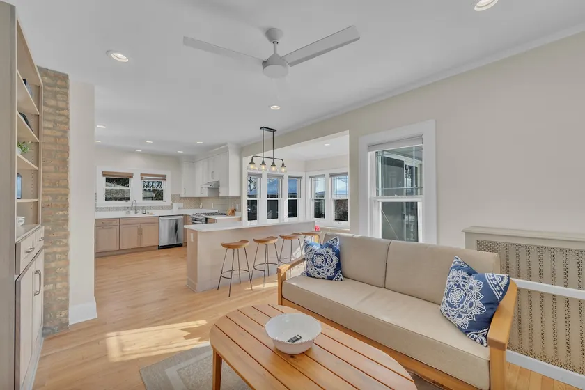 Lakefront 4 bedroom stunner! - Image 1