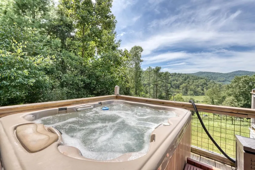 Couple's retreat! Studio cabin w/mountain views from hot tub - Image 1