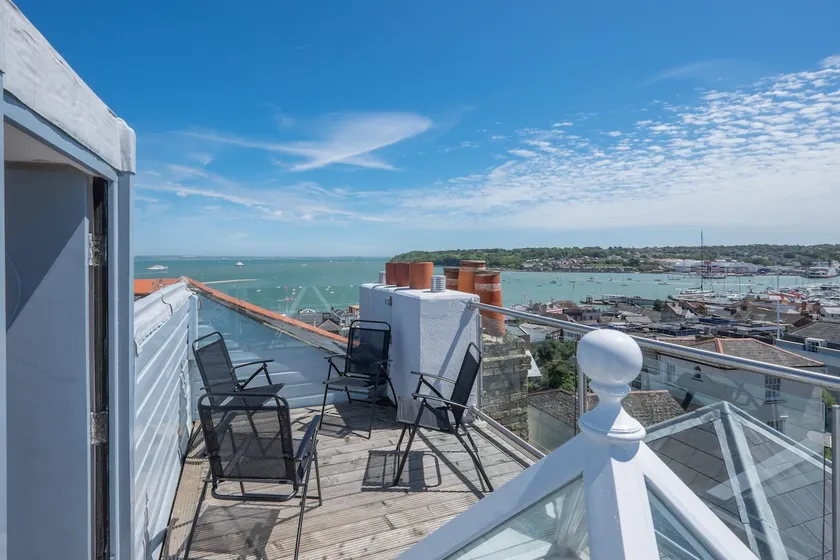 Cliffhanger, Fabulous Holiday Home with Sea Views - Image 1