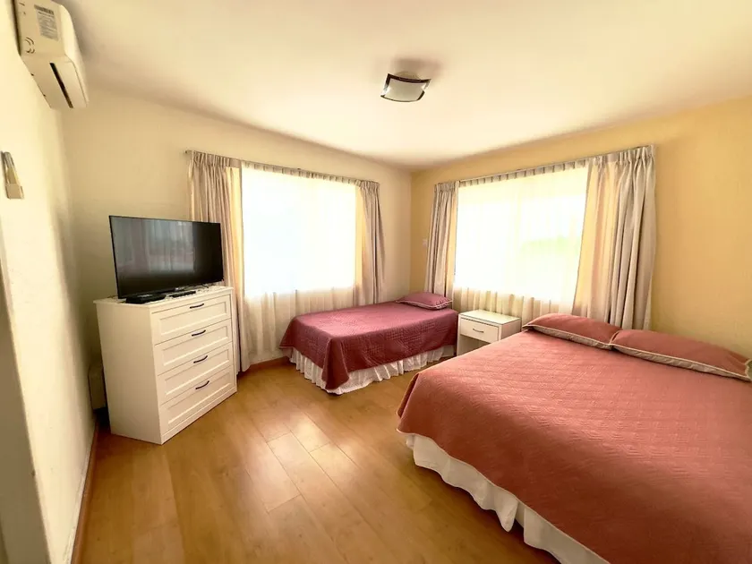 Spacious and centrally located family-friendly residence - Image 1