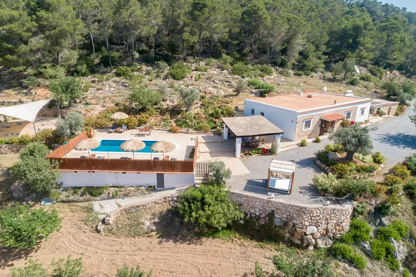 Country house with swimming pool, garden and countryside view - Image 1