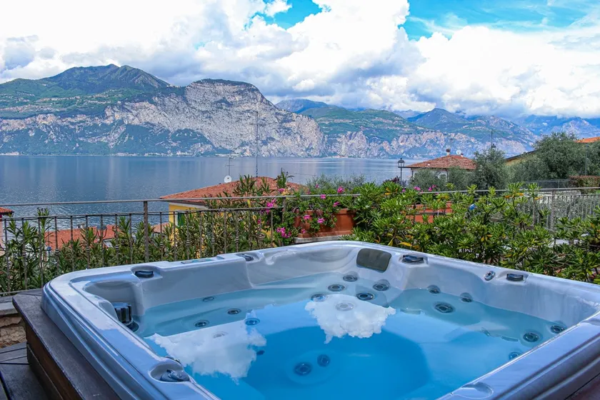 Apt DELUXE 2 Private Jacuzzi and Lake Garda View - Image 1