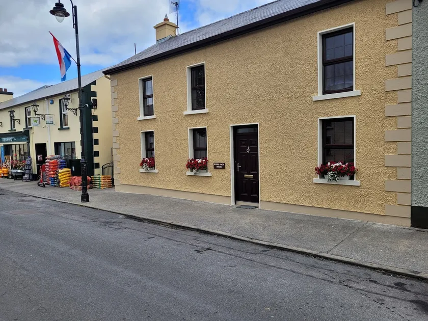 5 bedroomed Town house in Village Centre - Image 1