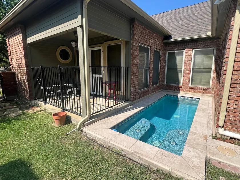 Cozy 2bd/2bth, heated spa, close to DART station! - Image 1