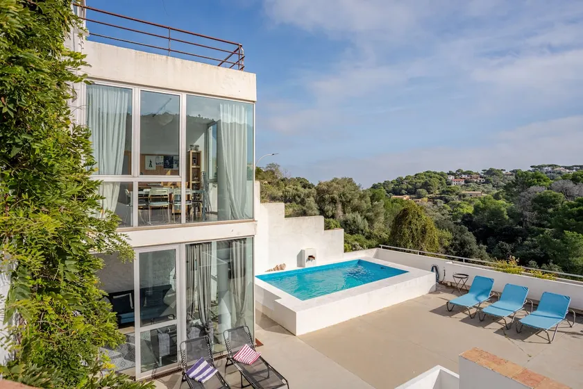 Fabulous house in the center with a swimming pool and parking. - Image 1