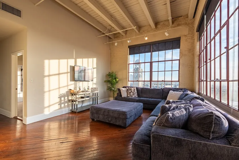 Luxury Downtown Condo w/ Panoramic Views & Parking - Image 1