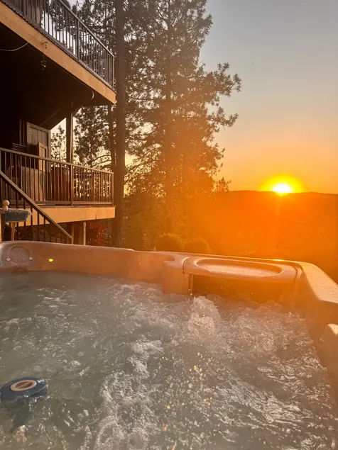 2000sf Decks, Waterfall, Hot Tub, Gym, Movie/Game room, Near Whitworth College - Image 1