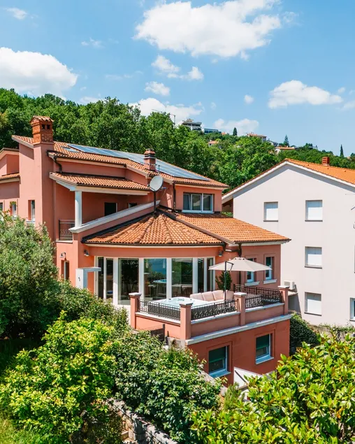 Luxury Three-Bedroom Apartment in Villa MARID - Image 1