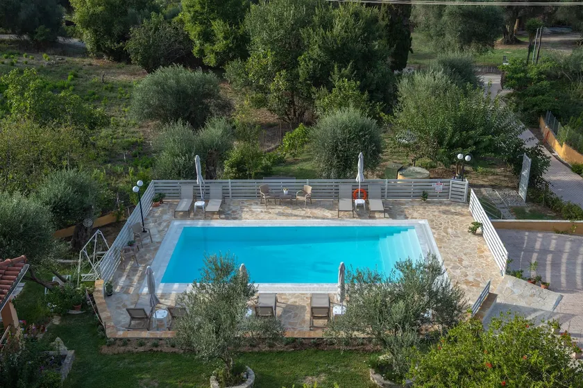 Saltwater pool, washing machine, BBQ, free parking - Image 1