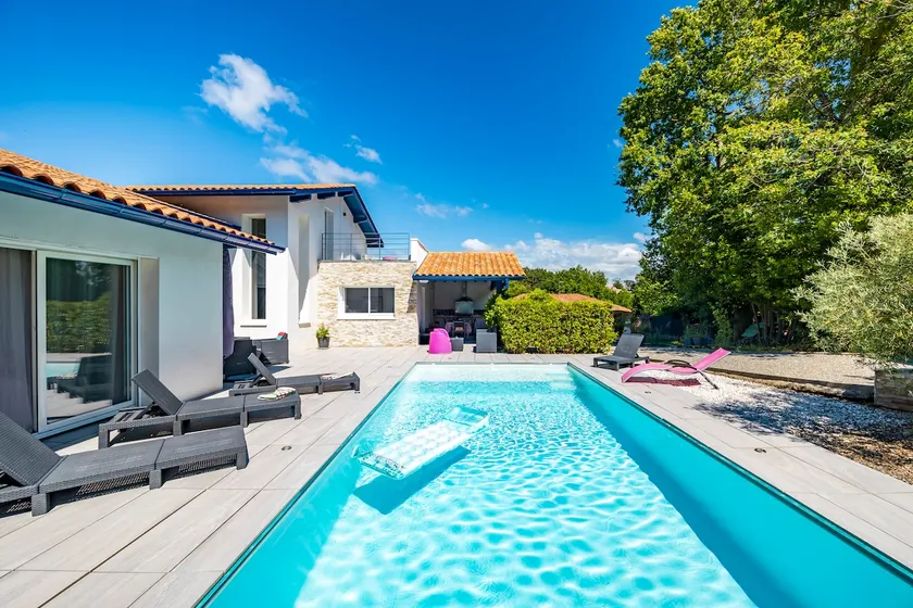 Enjoy: Pool, Jacuzzi and Air Conditioning - Image 1