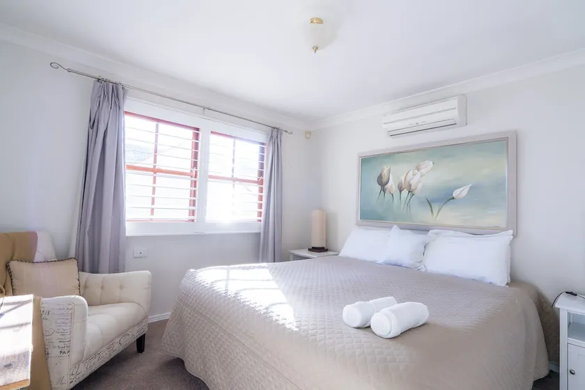 Toowoomba CBD, opposite Queens Park, sleeps 6. - Image 1