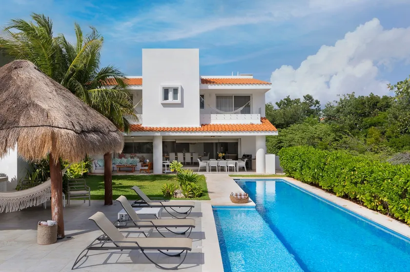 Luxury 5-Bedroom Villa with Pool and Boat Slip - Image 1