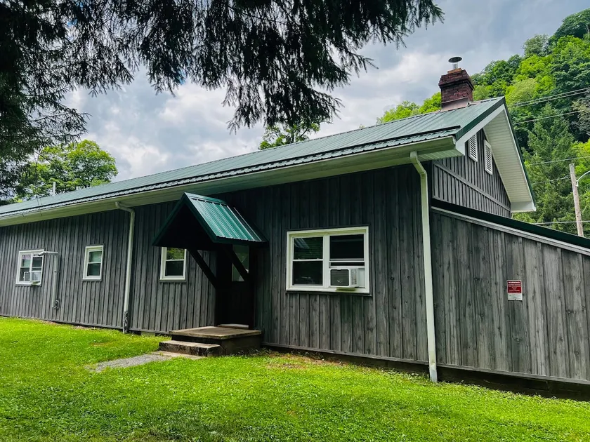 Tiny Yet Spacious 2BR – Hot Tub, Sunroom & FirePit - Image 1