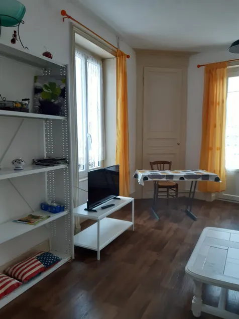 Sunny and Lavender 2-bedroom apartment - Image 1