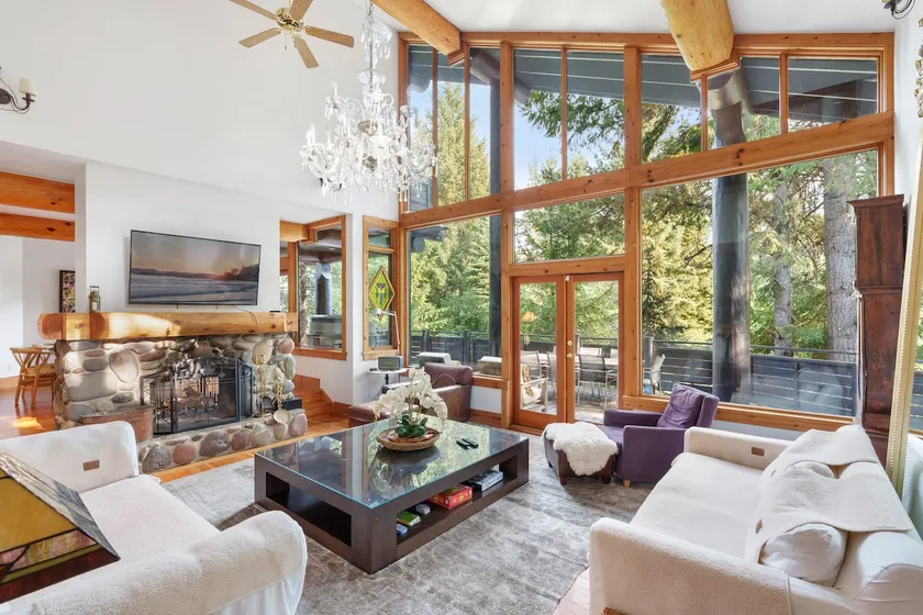 Falcon | Elegant Chalet | Hot tub | Prime Location - Image 1