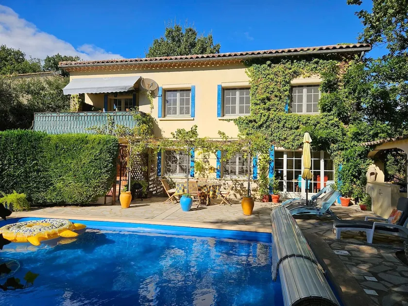 Provençal apartment with its large swimming pool - Image 1
