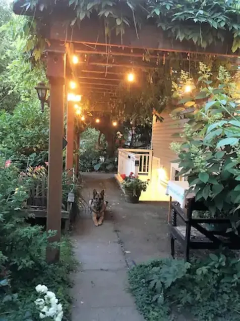 Delightful Garden Suite Near Airport & Downtown - Image 1