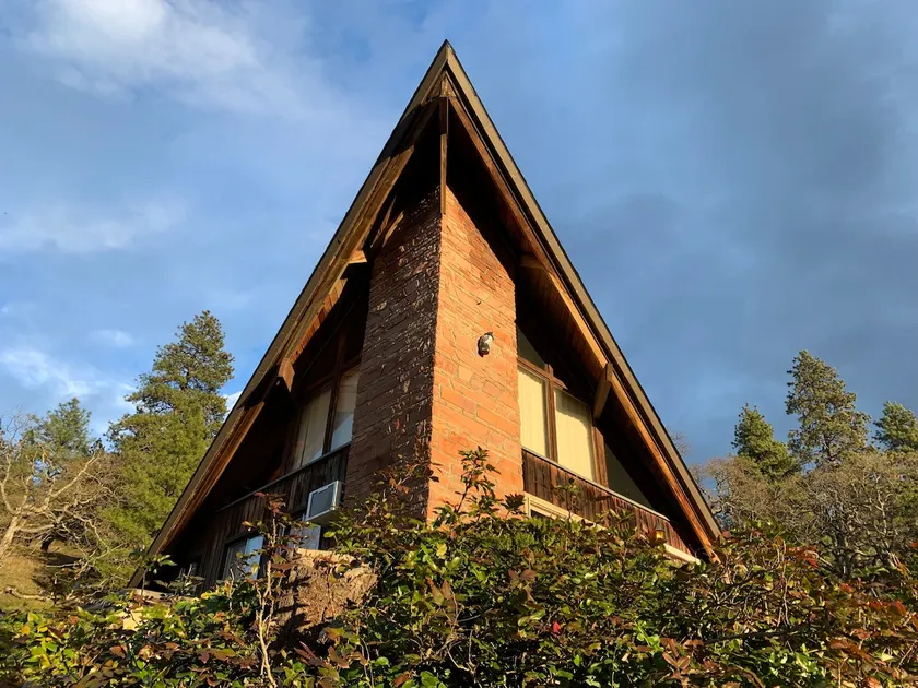 On Lyle Point - 1 Acre w/ Historic Aframe - Image 1