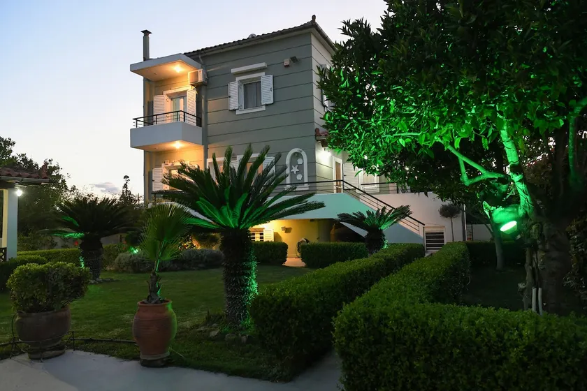 Dimitris maison corinthienne avec beau jardin près de la plage et du centre. - Image 1