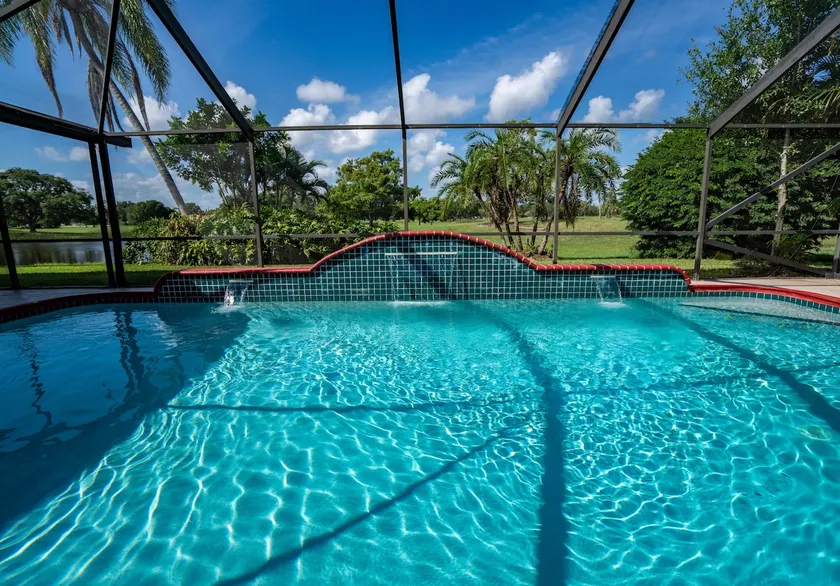 Luftigt hus med opvarmet vandfald pool med tilsyn med golfbane, få minutter fra stranden - Image 1