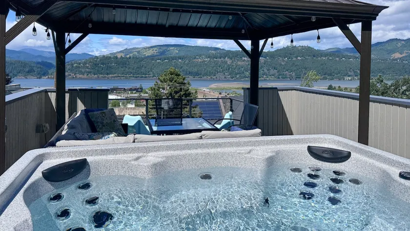 Downtown oasis with rooftop hot tub and epic views - Image 1