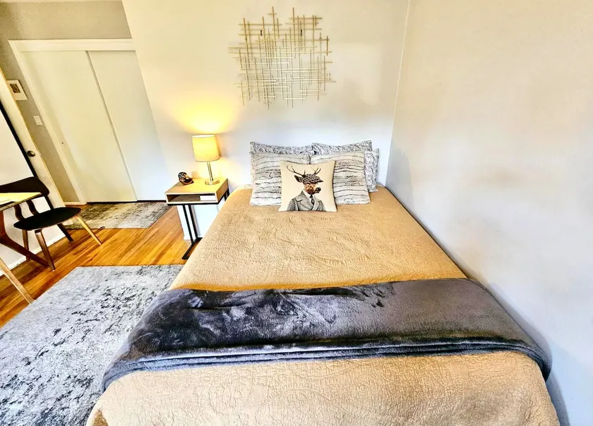 Rose Garden Guest Suite w/ Private Entrance - Image 1