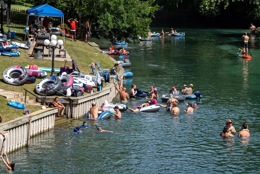 Riverfront Flotation Fun near the Tube Chute 1 Br Condo 3 min from Schlitterbahn - Image 1