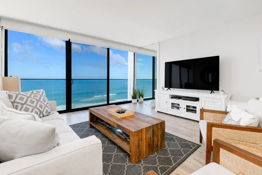 Condo en bord de mer récemment rénové au 10ème étage - Image 1
