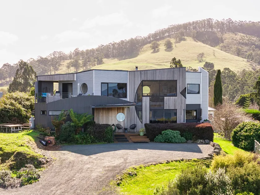 Quarry Hill Lookout .. - Image 1