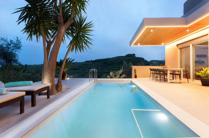 Olive Garden-Heated Pool - Image 1