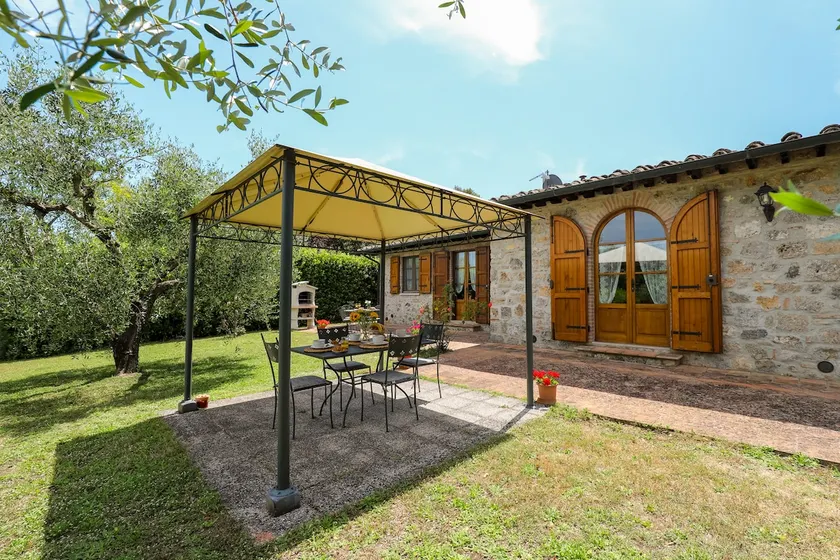 Cozy cottage with private pool and garden for al fresco dining - Image 1