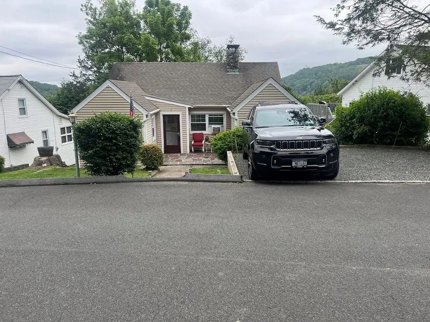 3 BR Lake House in Gated Candlewood Lake Community - Image 1