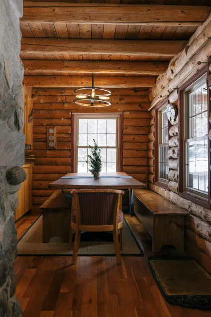 Handmade 3 Bedroom Log Cabin | 5 Min From Skiing - Image 1