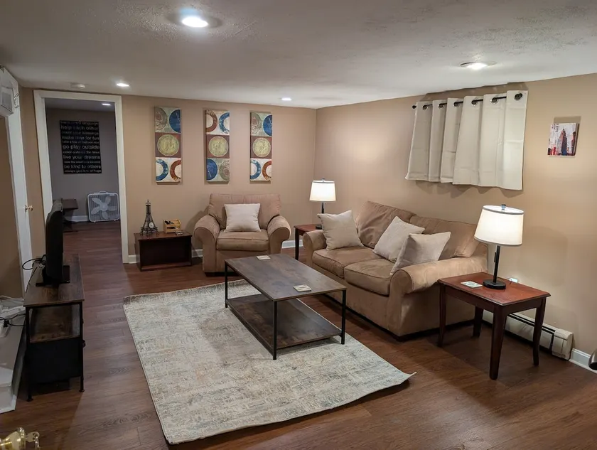 First floor, all the amenities, super convenient - Image 1