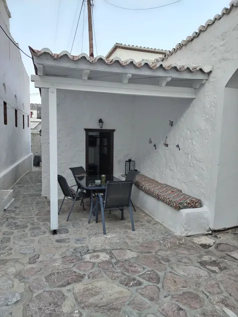 GIORGOS HOUSE - Image 1